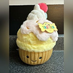 FAO Schwartz Tasties Cupcake Soft Plush Toy